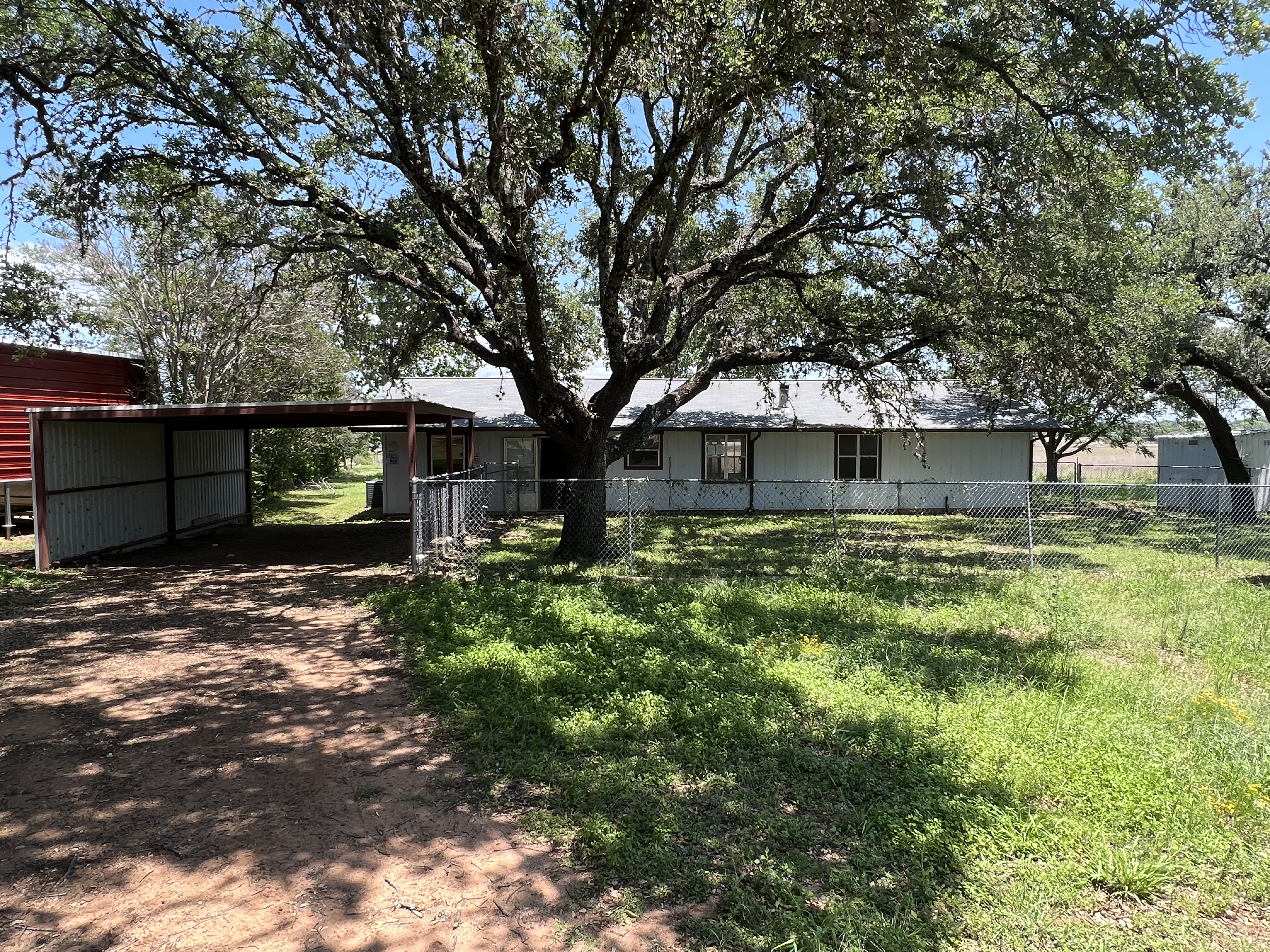 128 Oak Pt Tow, TX 78672