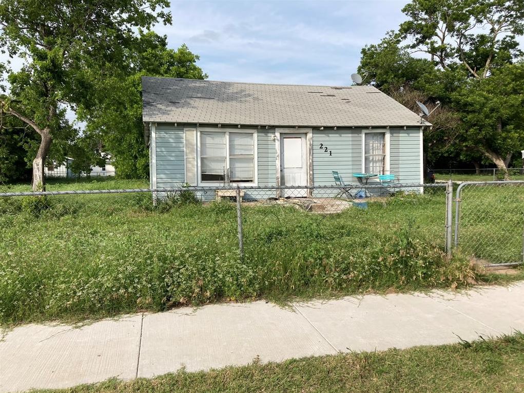 221 S Central Avenue Petrolia, TX 76377