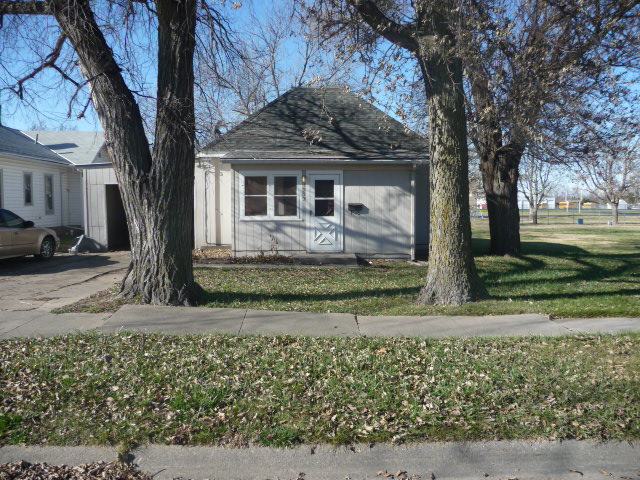 1223 East Avenue Holdrege, NE 68949