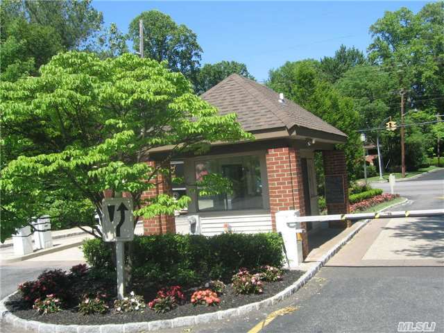 85 Dove Hill Dr Manhasset, NY 11030