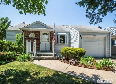 42 Cedar Dr Farmingdale, NY 11735