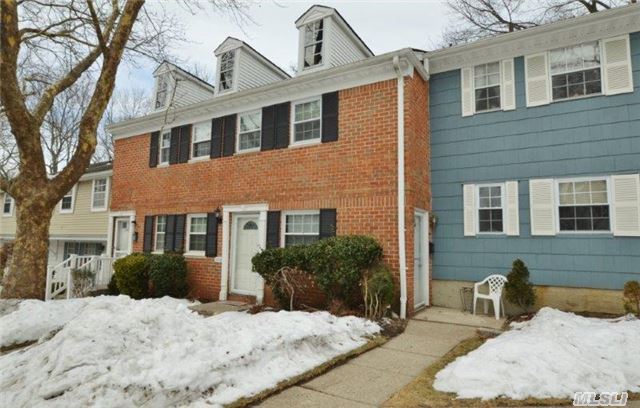 1207 Towne House Vlg Hauppauge, NY 11749