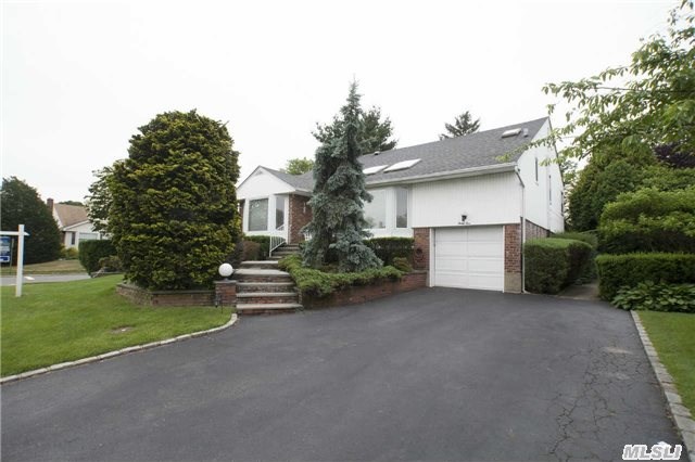 35 Sullivan Dr Jericho, NY 11753