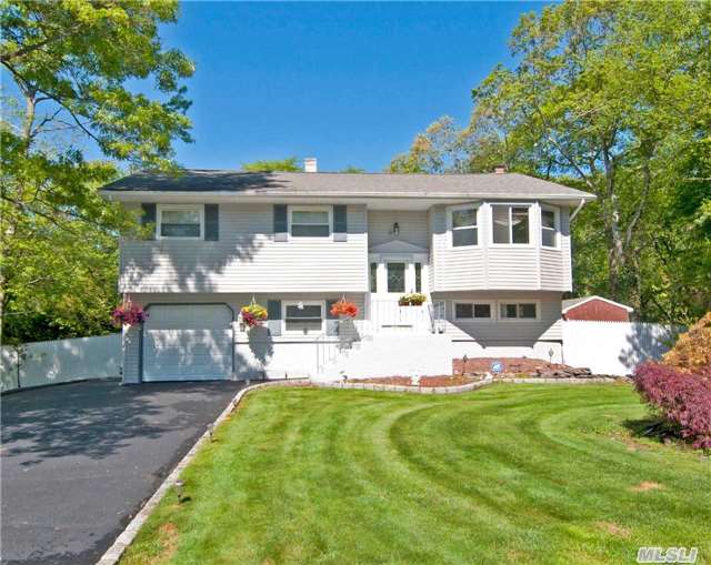 248 Bow Dr Hauppauge, NY 11788