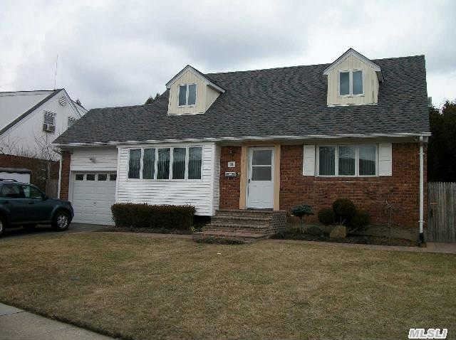 31 Maglie Dr Hicksville, NY 11801