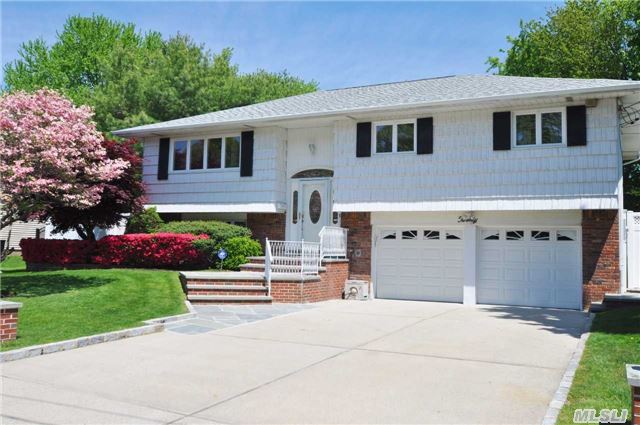 20 Fairway Dr Old Bethpage, NY 11804