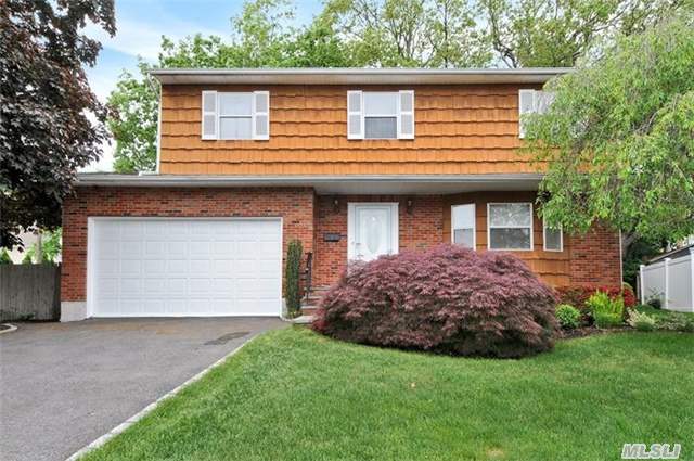 1 Fams Ct Old Bethpage, NY 11804