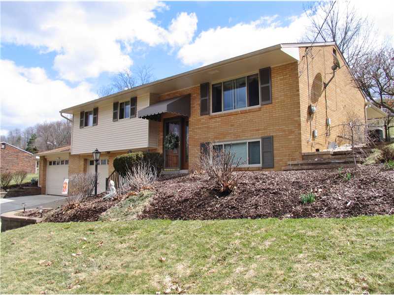 7 Crestwood Dr Cecil, PA 15321